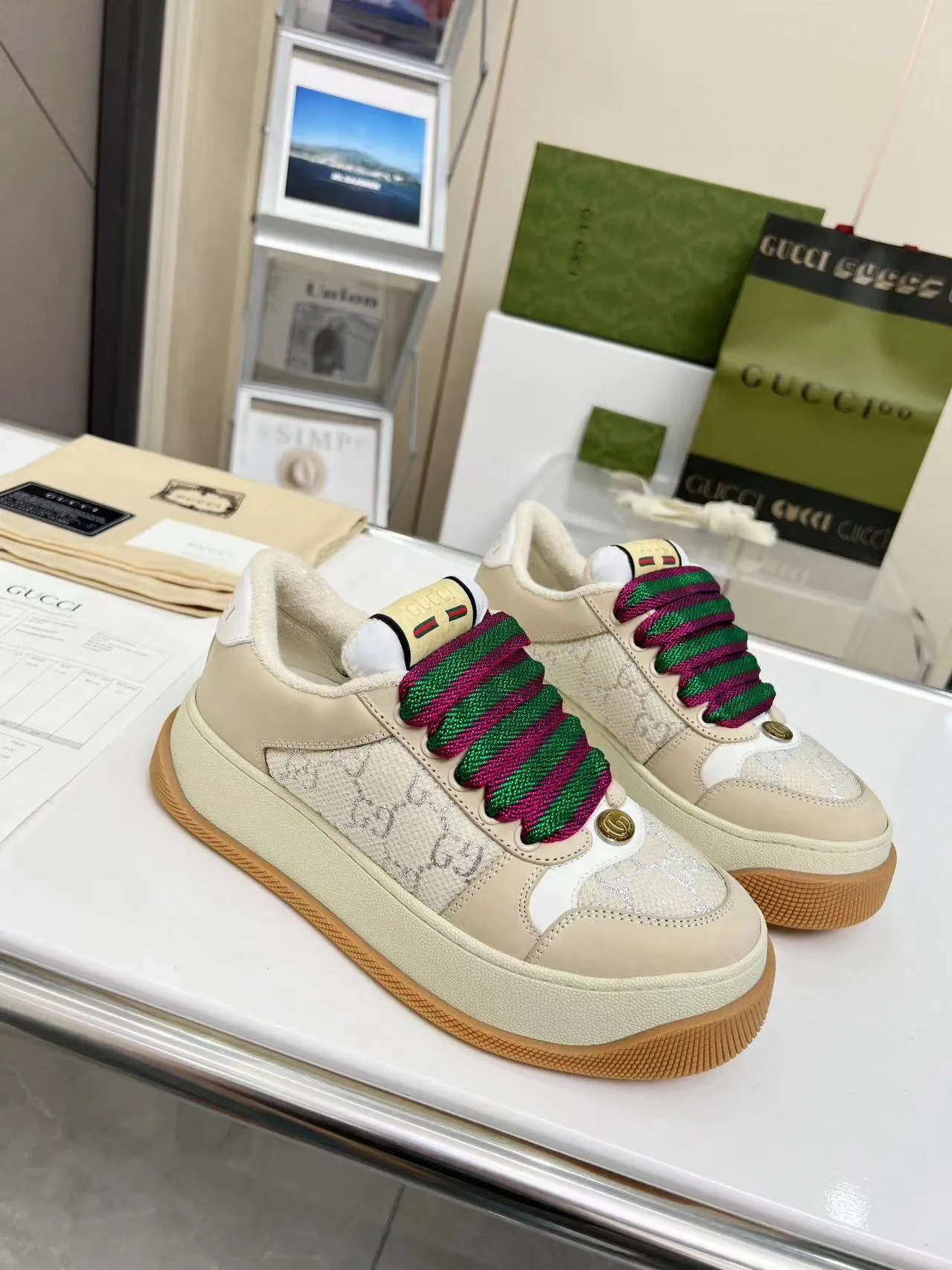 👟👟Ex-factory price 520👟👟 Women's Shoes Factory Gucci New Screener Series Couple's Style Chubby Bread Shoes Small Dirty Shoes Fatty Double G Casual Sneakers Original Purchase Development Original Purchase Develop The Screener series of sneakers are inspired by the classic sneakers of the 1970s and are named after the defensive moves in sports. They are decorated with striped webbing on the sides and embellished with retro Gucci logos. These sneakers are made of GG canvas. Purple leather details add depth to the piece with sharp contrast, and the details are fuller. Exquisite packaging at the delivery counter Fabric: Original imported cowhide + double G fabric Lining: Original customized breathable towel velvet Sole: Original molded T👟👟 Factory price U outsole Sole thickness: 6CM Size: Women's 35-40 / Men's 39-45
